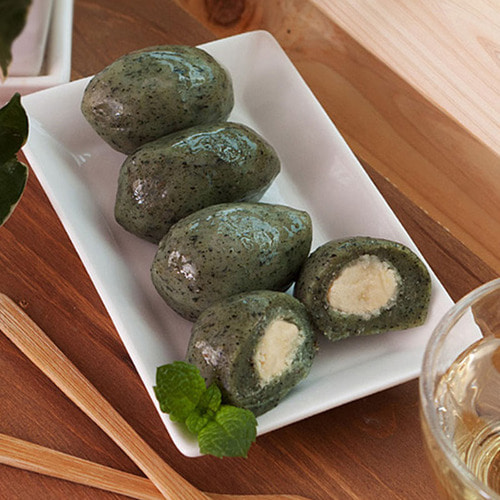 천번을 치대어 쫄깃한 모시떡